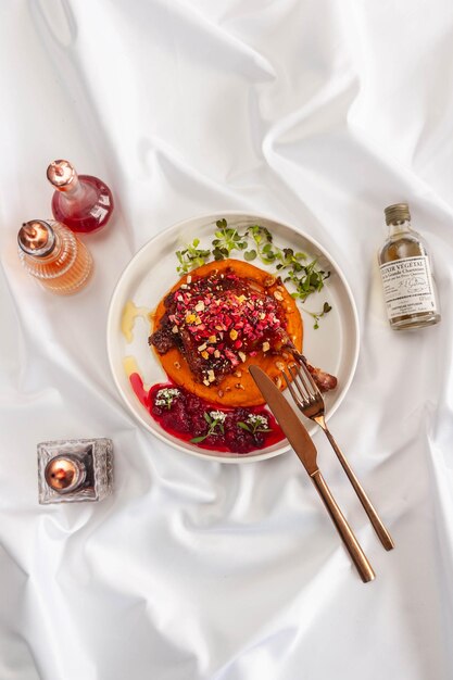 Kolacja przy świecach z prostym daniem